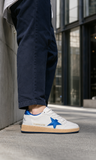 tenis Golden Goose Ball Star en color blanco con una estrella azul característica - Calzado de mujer y hombre