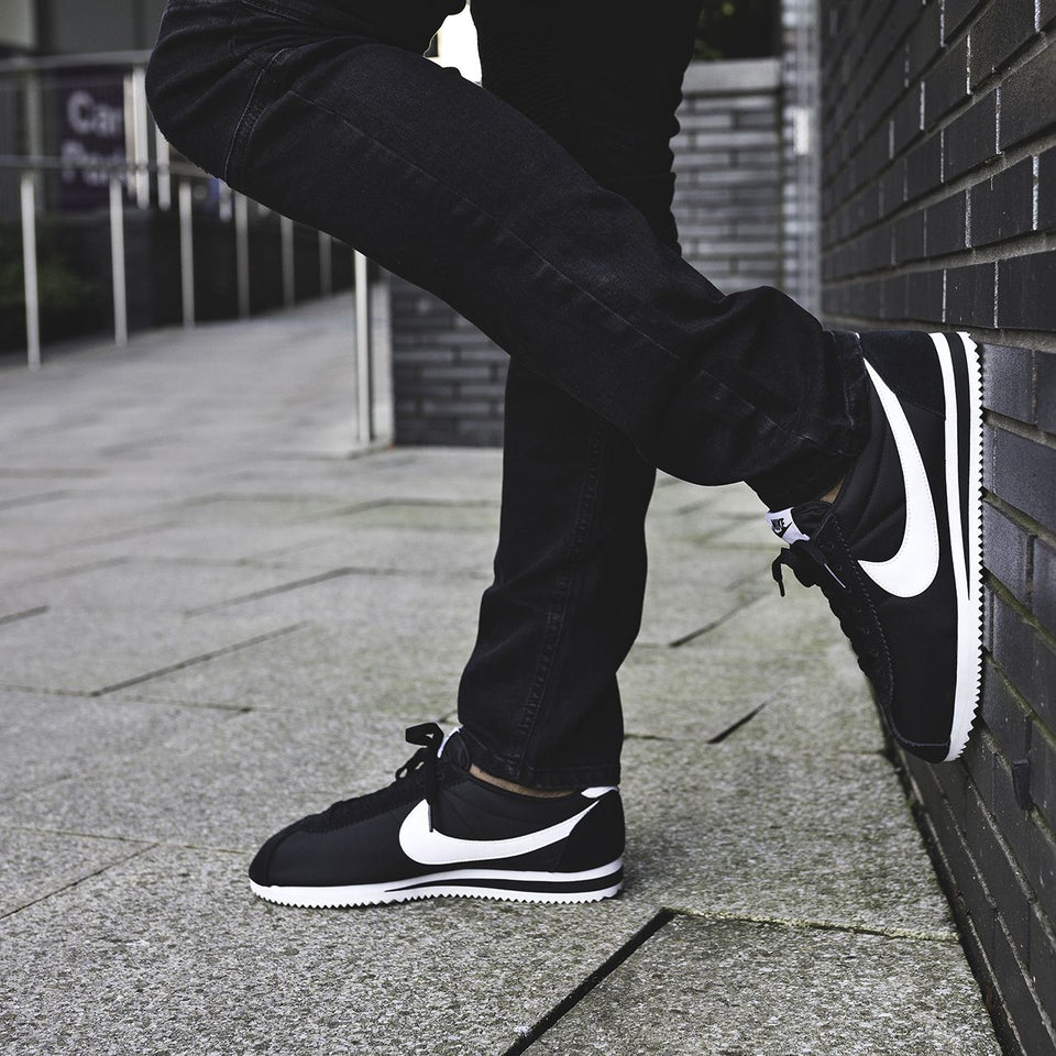 N372O NIKE CORTEZ NEGRO BLANCO EN PIEL - Calzado de mujer y hombre
