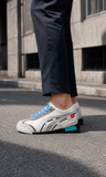 tenis Onitsuka Tiger modelo Mexico 66 con agujetas azules y detalles en la suela - Calzado de mujer y hombre