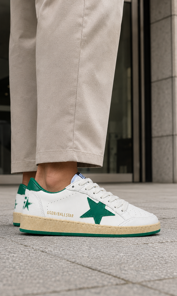Golden Goose Ball Star en color blanco con una estrella verde - Calzado de mujer y hombre