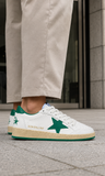 Golden Goose Ball Star en color blanco con una estrella verde - Calzado de mujer y hombre