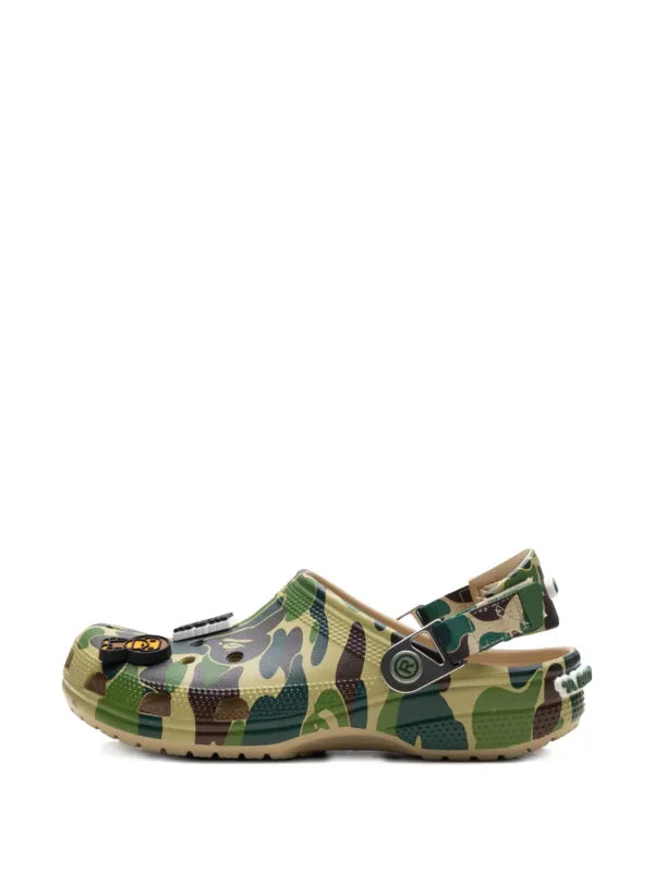 BAPE BLACK *A BATHING APE®
zuecos Classic Chai en colaboración con Crocs