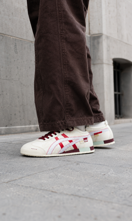 Onitsuka Tiger Mexico 66, caracterizados por sus franjas laterales en color rojo y bordes pespunteados - Calzado de mujer y hombre