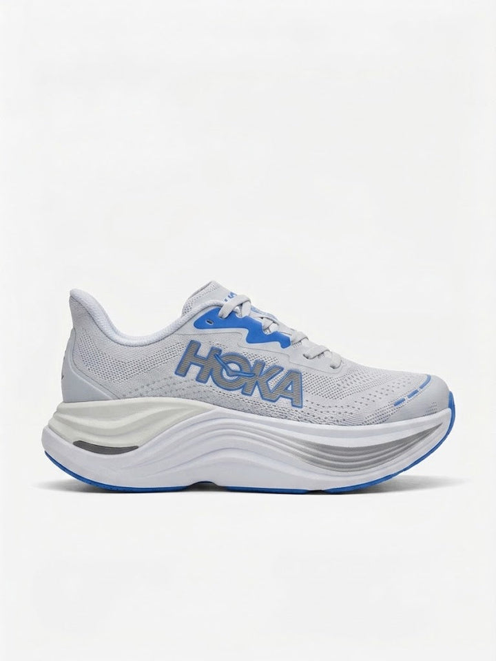 Tenis Hoka Skyward X en color blanco y gris con detalles en azul - Calzado de mujer y hombre