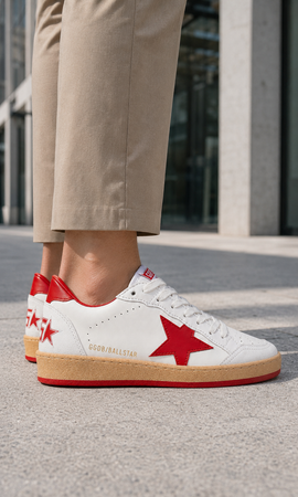Golden Goose Ball Star en color blanco con una estrella lateral roja - Calzado de mujer y hombre