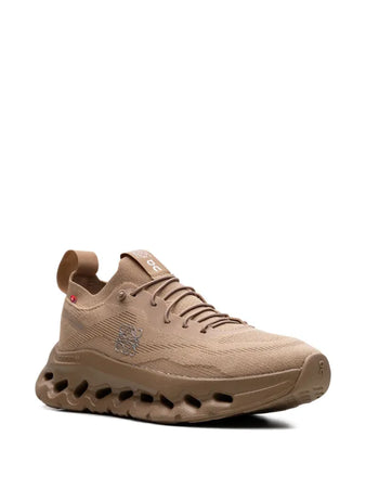 ON RUNNING tenis Cloudtilt "Dark Sand" en colaboración con Loewe