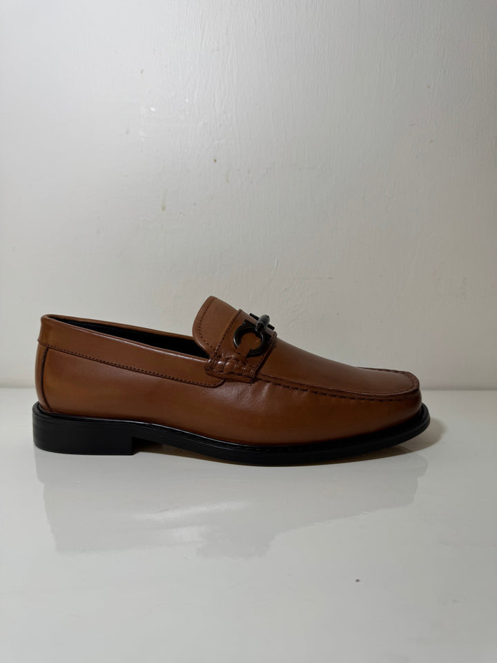 Salvatore Ferragamo Mocasines elegantes con empeine de piel de becerro martillada. El taponado artesanal revela una doble tonalidad sombreada - Calzado de mujer y hombre