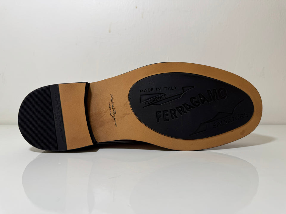 Salvatore Ferragamo Mocasines elegantes con empeine de piel de becerro martillada. El taponado artesanal revela una doble tonalidad sombreada - Calzado de mujer y hombre