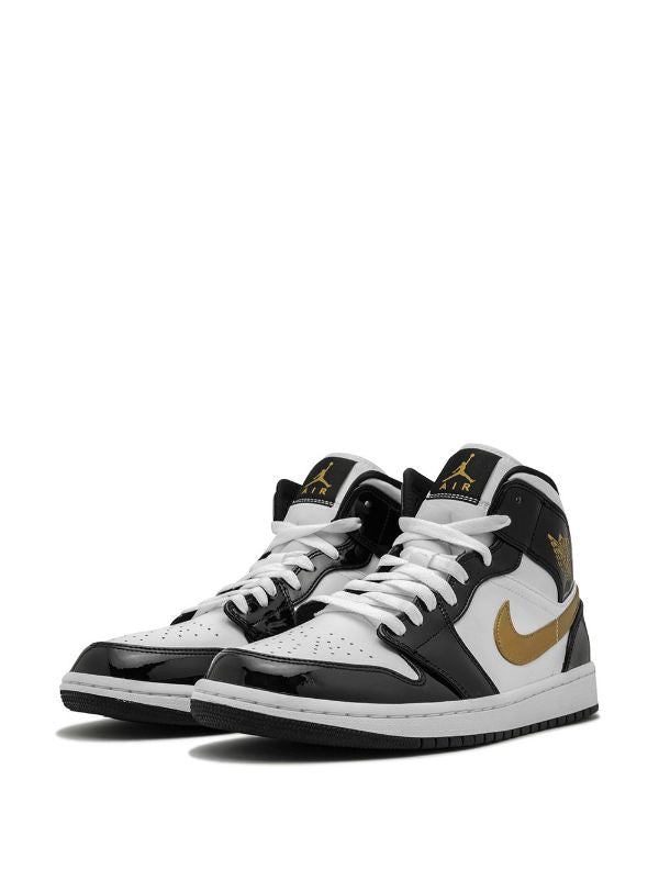 N373O Jordan 1 Mid Patent en negro, blanco y dorado - Calzado de mujer y hombre