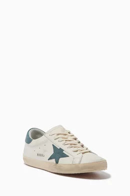 Golden Goose Super-Star, un modelo emblemático de la marca de lujo italiana Golden Goose blanco azul