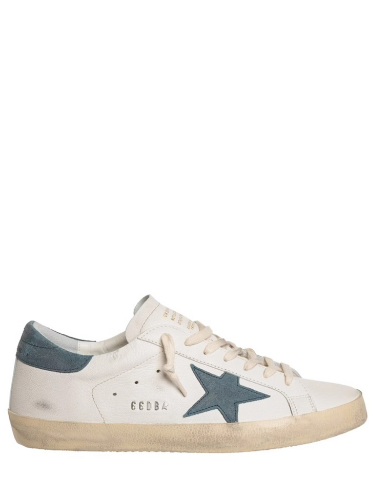 Golden Goose Super-Star, un modelo emblemático de la marca de lujo italiana Golden Goose blanco azul