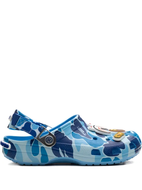 Crocs tenis Clog Azul Camo en colaboración de A Bathing Ape