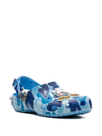 Crocs tenis Clog Azul Camo en colaboración de A Bathing Ape