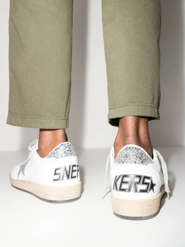 Golden Goose tenis bajos Ball Star blanco plata