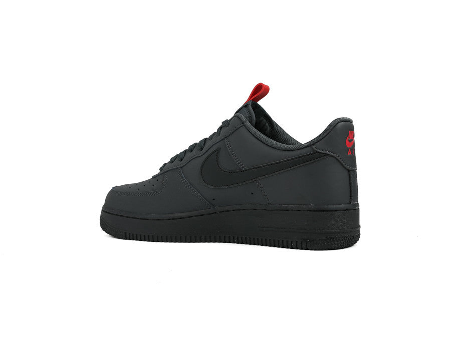 N372O NIKE AIR FORCE 1 07 ANTHRACITE BLACK UNIVERSITY RED BLACK CARBON - Calzado de mujer y hombre