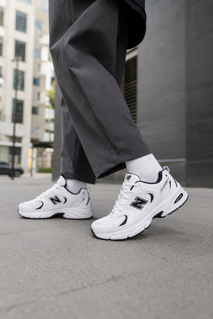 New Balance 530 en color blanco y negro - Calzado de mujer y hombre