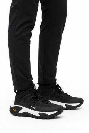 Nike ACG Zegama Hike de color negro con suela Vibram y detalle de logo blanco. - Calzado de mujer y hombre
