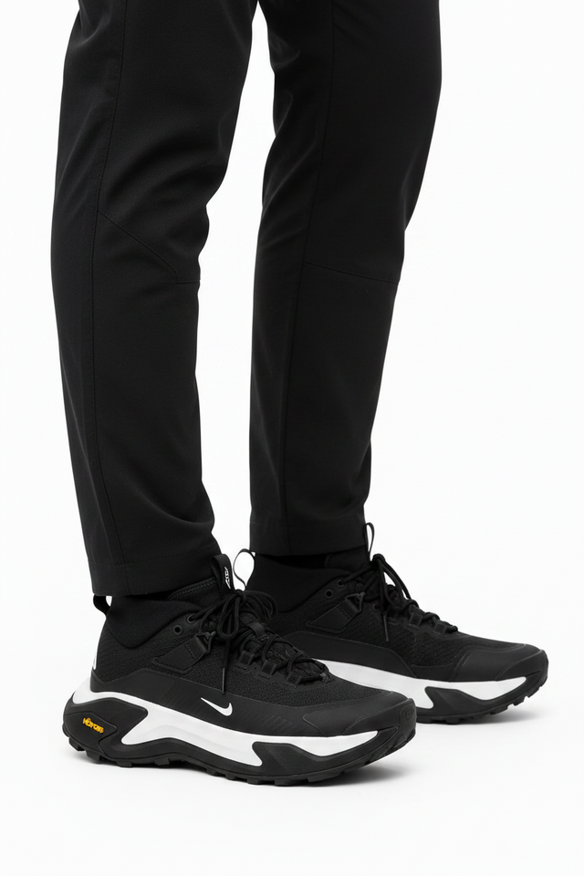 Nike ACG Zegama Hike de color negro con suela Vibram y detalle de logo blanco. - Calzado de mujer y hombre