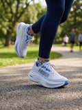 Tenis Hoka Skyward X en color blanco y gris con detalles en azul - Calzado de mujer y hombre