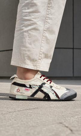 Onitsuka Tiger Mexico 66 con un patrón de camuflaje beige y detalles gráficos en negro y rojo - Calzado de mujer y hombre