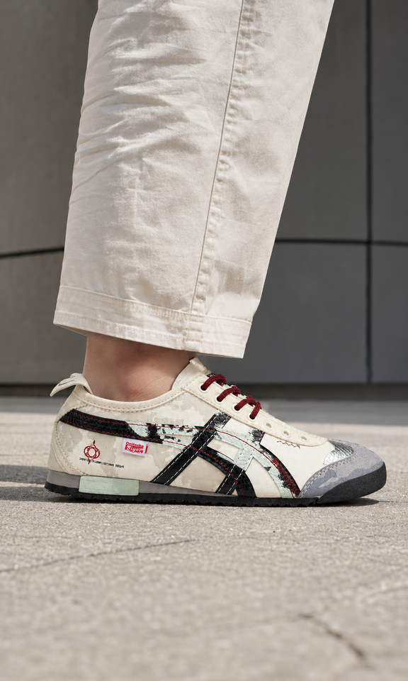 Onitsuka Tiger Mexico 66 con un patrón de camuflaje beige y detalles gráficos en negro y rojo - Calzado de mujer y hombre