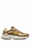 New Balance 9060 en una combinación de colores beige y marrón con un audaz estampado de leopardo - Calzado de mujer y hombre