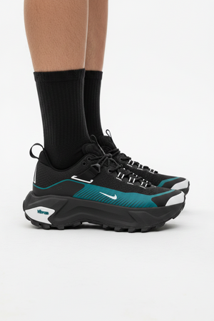 Nike ACG Mountain Fly 2 Low en color negro y azul petróleo - Calzado de mujer y hombre