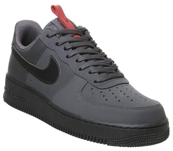 N372O NIKE AIR FORCE 1 07 ANTHRACITE BLACK UNIVERSITY RED BLACK CARBON - Calzado de mujer y hombre